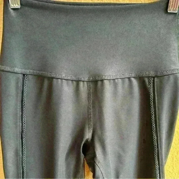 Beyond Yoga Smoky Blue Cropped Leggings With Faux Leather Effect Size Small EUC! - Picture 7 of 9